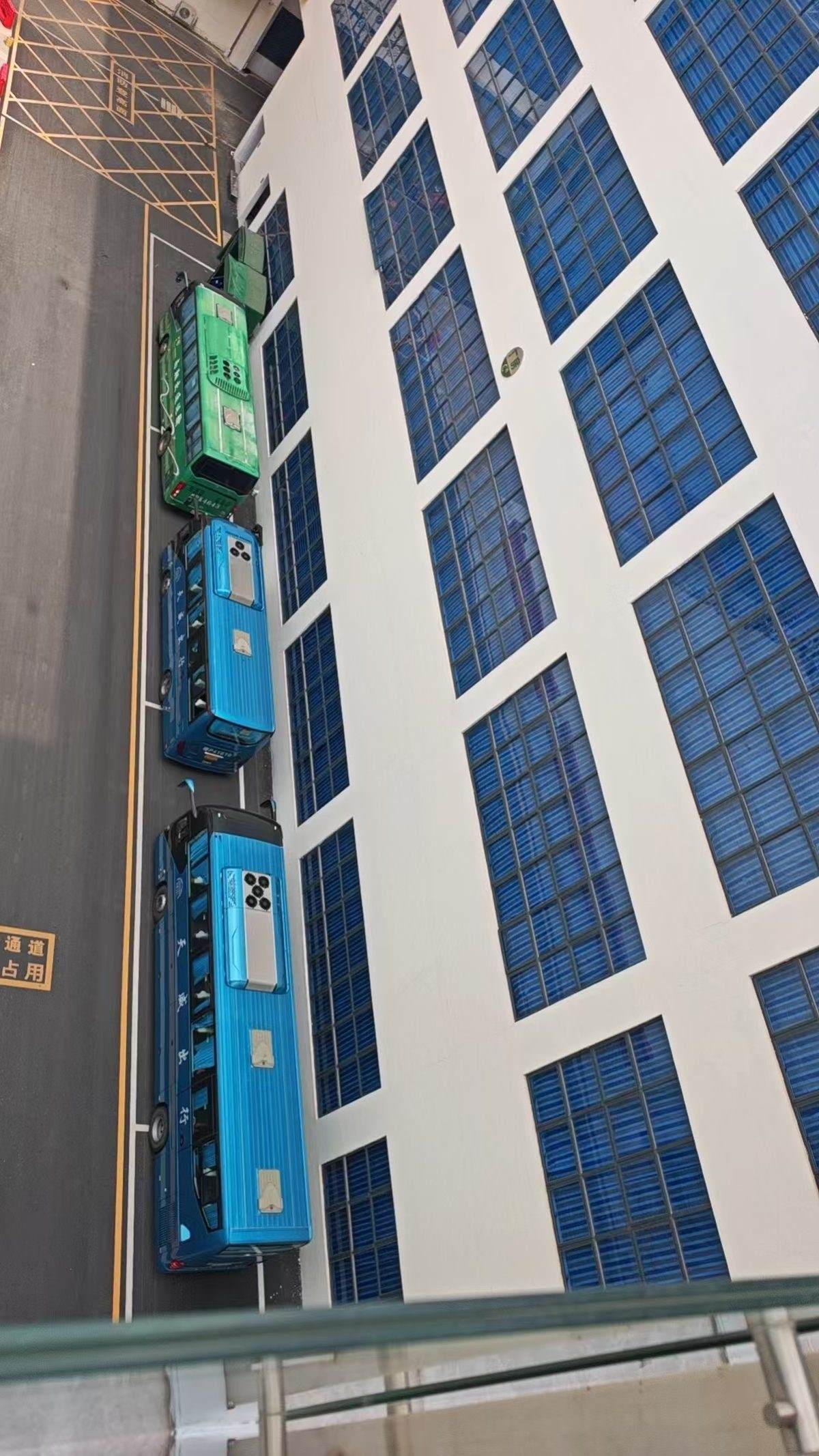 厂区蓝绿观光车与厂房外立面实拍·拟创建为「智能制造工业旅游景区」
